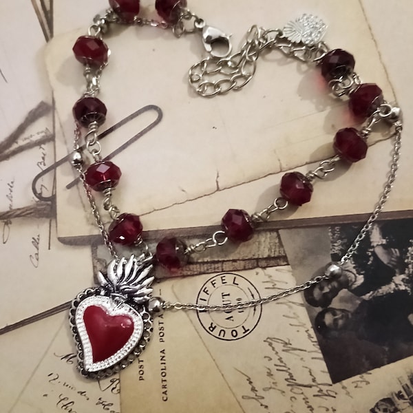 Double bracelet bracelet composed of hand-chained red faceted crystals and vintage filigrees and Sacred Heart pendant