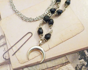 Collana retrò vintage style rosario con cristalli neri sfaccettati filigrane vintage style e ciondolo luna