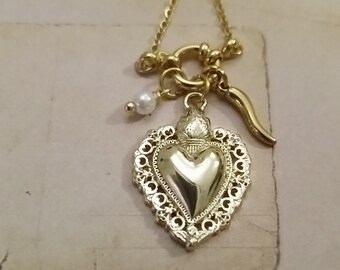 Collana votiva Ex Voto con Cuore Sacro ottone placcato oro cornetto porta fortuna e perla