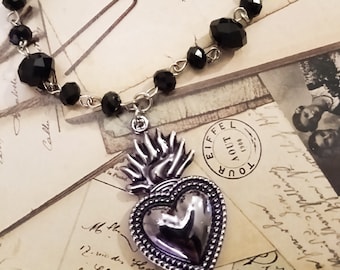 Bracciale retrò vintage style composto da cristalli sfaccettati incatenati a mano e ciondolo Sacro cuore