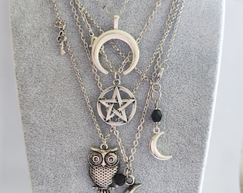 Collana amuleto Boho Style catenina acciaio con ciondoli luna ,stelle, gufo, pipistrello, chiave,pietre,cristalli, vari stili disponibili