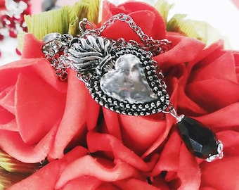 Collana Sacro Cuore con goccia in cristallo nero  necklace with sacred heart and black crystal drop unisex Collier sacré de coeur ex voto