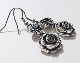 Orecchini pendenti con pietre nere e pendenti fiore magnolia Pendant earrings with black stones and magnolia pendants vintage retro goth