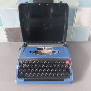 Máquina de escribir VENDEX 750 (Brother) Máquina de escribir QWERTY FUNCIONANDO con estuche rígido 1970 70's azul en muy buen estado