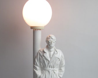 Tischlampe „Lamp Man“ aus weißer Keramik, Vintage-Glaskugel, aus den 1980er Jahren