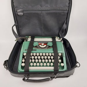 Typewriter Olivetti Lettera 82 QWERTY typewriter WORKING with softcase 1970 70's green in very good condition image 2