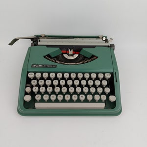 Typewriter Olivetti Lettera 82 QWERTY typewriter WORKING with softcase 1970 70's green in very good condition image 1