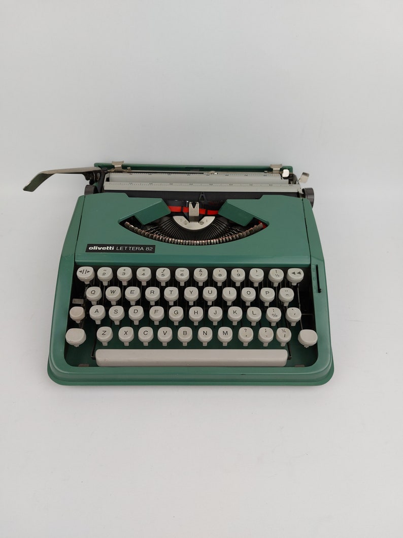 Typewriter Olivetti Lettera 82 QWERTY typewriter WORKING with softcase 1970 70's green in very good condition image 1