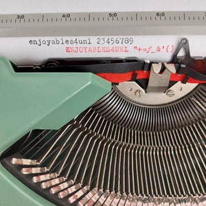 Typewriter Olivetti Lettera 82 QWERTY typewriter WORKING with softcase 1970 70's green in very good condition image 9