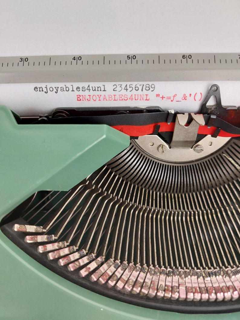 Typewriter Olivetti Lettera 82 QWERTY typewriter WORKING with softcase 1970 70's green in very good condition image 9