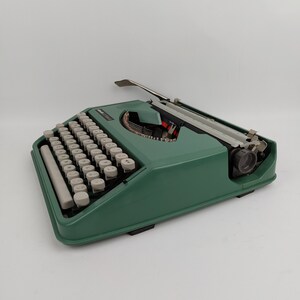 Typewriter Olivetti Lettera 82 QWERTY typewriter WORKING with softcase 1970 70's green in very good condition image 6