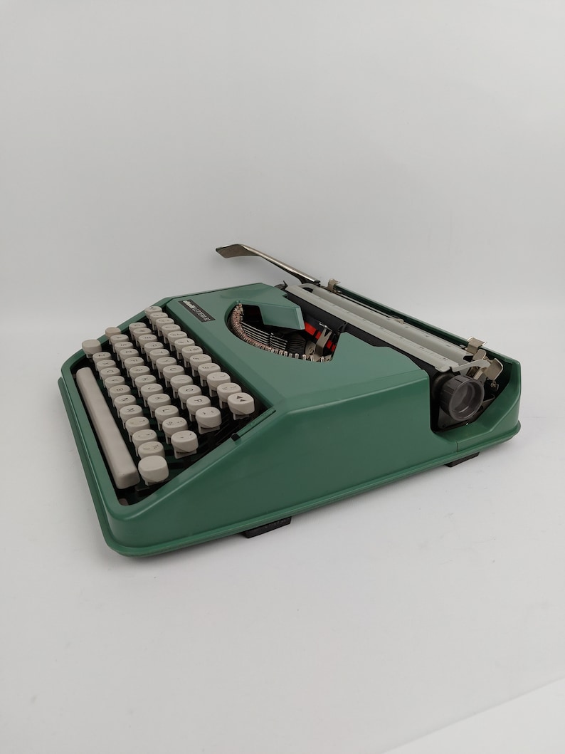Typewriter Olivetti Lettera 82 QWERTY typewriter WORKING with softcase 1970 70's green in very good condition image 6