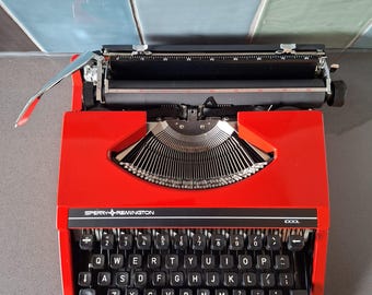 Máquina de escribir Sperry Remington IDOOL QWERTY, FUNCIONANDO, con estuche rígido, años 70, rojo, vintage, en muy buen estado.