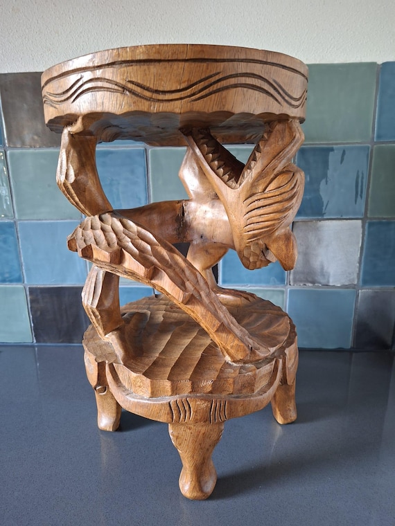 Bijzettafel oosters oriental handgemaakt houtsnijwerk draak tafel salontafel hout vintage 1980