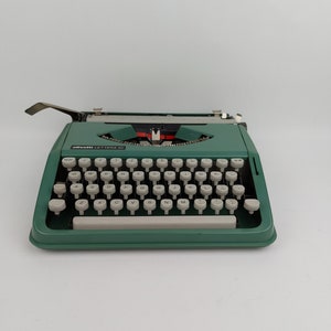 Typewriter Olivetti Lettera 82 QWERTY typewriter WORKING with softcase 1970 70's green in very good condition image 3