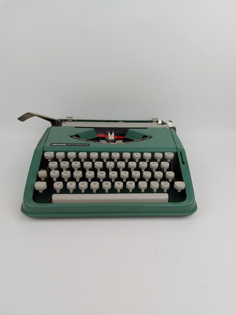 Typewriter Olivetti Lettera 82 QWERTY typewriter WORKING with softcase 1970 70's green in very good condition image 3