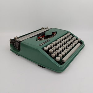 Typewriter Olivetti Lettera 82 QWERTY typewriter WORKING with softcase 1970 70's green in very good condition image 4