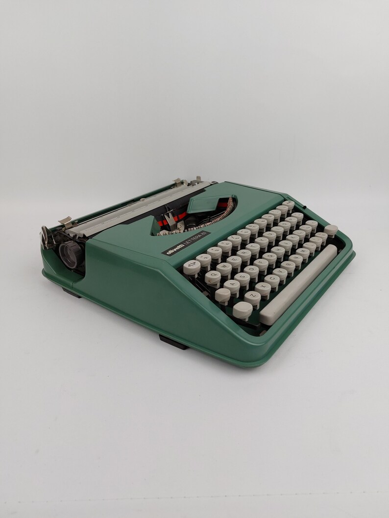 Typewriter Olivetti Lettera 82 QWERTY typewriter WORKING with softcase 1970 70's green in very good condition image 4