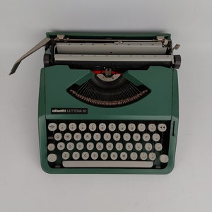 Typewriter Olivetti Lettera 82 QWERTY typewriter WORKING with softcase 1970 70's green in very good condition image 5