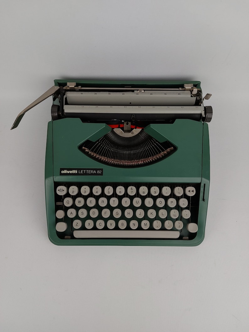 Typewriter Olivetti Lettera 82 QWERTY typewriter WORKING with softcase 1970 70's green in very good condition image 5