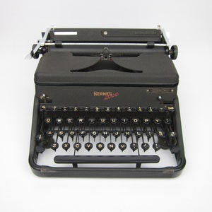 Typewriter Hermes 2000 QWERTY typewriter WORKING with HARDCASE 1950 50&#39;s black anthracite vintage antique in very good condition