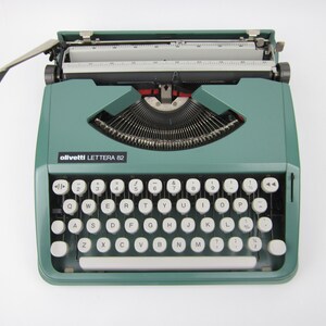Working Typewriter Olivetti Lettera 82 Working Perfectly CHRISTMAS SALE