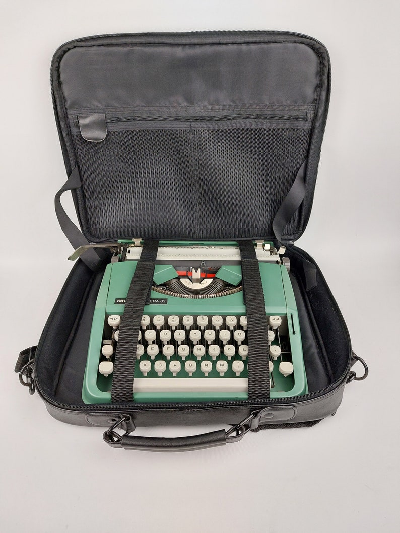 Typewriter Olivetti Lettera 82 QWERTY typewriter WORKING with softcase 1970 70's green in very good condition image 2