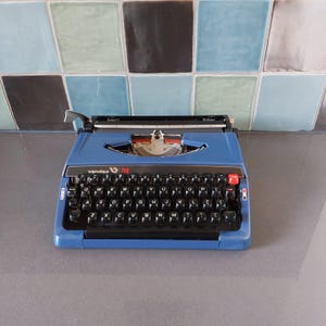 Máquina de escribir VENDEX 750 (Brother) Máquina de escribir QWERTY FUNCIONANDO con estuche rígido 1970 70's azul en muy buen estado