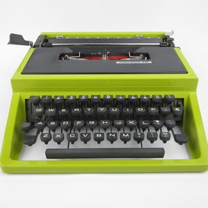 Typewriter Underwood 310 QWERTY typewriter WORKING with soft case 1970 70's vintage black green Olivetti in very good condition