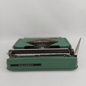 Typewriter Olivetti Lettera 82 QWERTY typewriter WORKING with softcase 1970 70's green in very good condition image 7