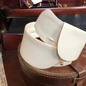 Una caja de cartón vintage para collares. Almacenamiento para tus collares. Varias opciones