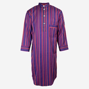 Peut inclure: Une chemise à manches longues avec un motif rayé dans les tons de violet, rouge, orange et rose. La chemise a un col boutonné et une seule poche sur la poitrine gauche.