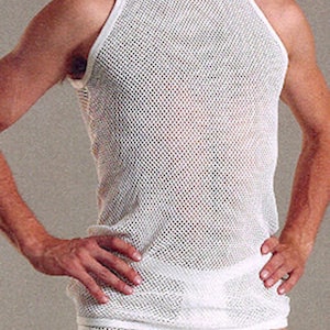 Puede incluir: Camiseta blanca de tirantes de malla con cuello redondo. La camiseta está hecha de un material ligero y transpirable.