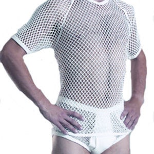 Könnte beinhalten: Weißes Netz-Unterhemd mit kurzen Ärmeln. Das Shirt ist aus einem feinen, atmungsaktiven Material.