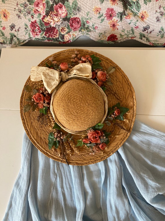 Superb straw hat with flowers. Wide brim. Vintage