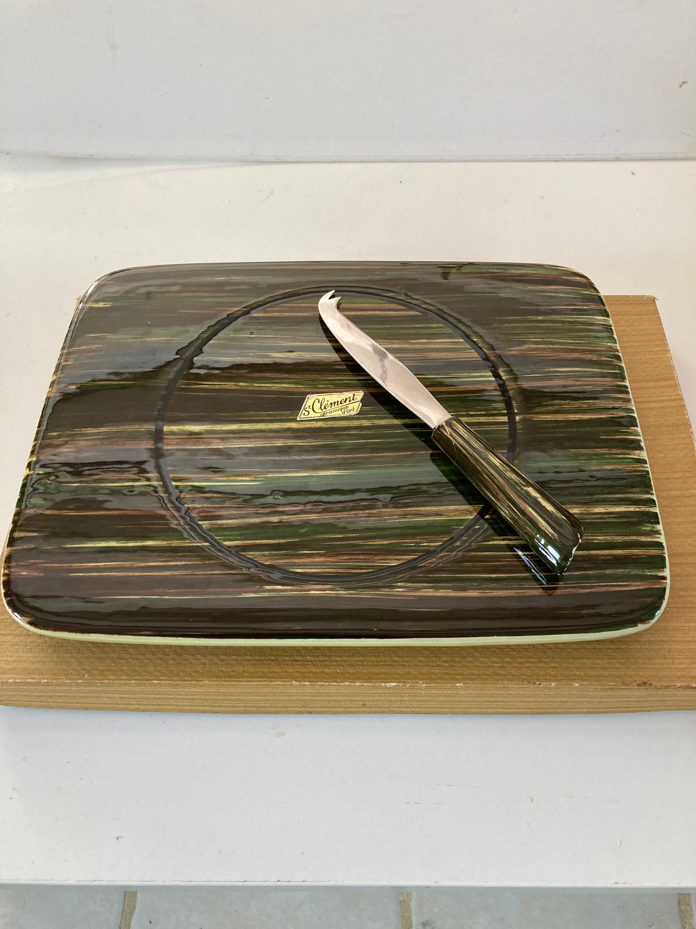 Plateau de Fromages en Faïence St Clément France et Couteau. Conception Safari Peinte à La Main Des 