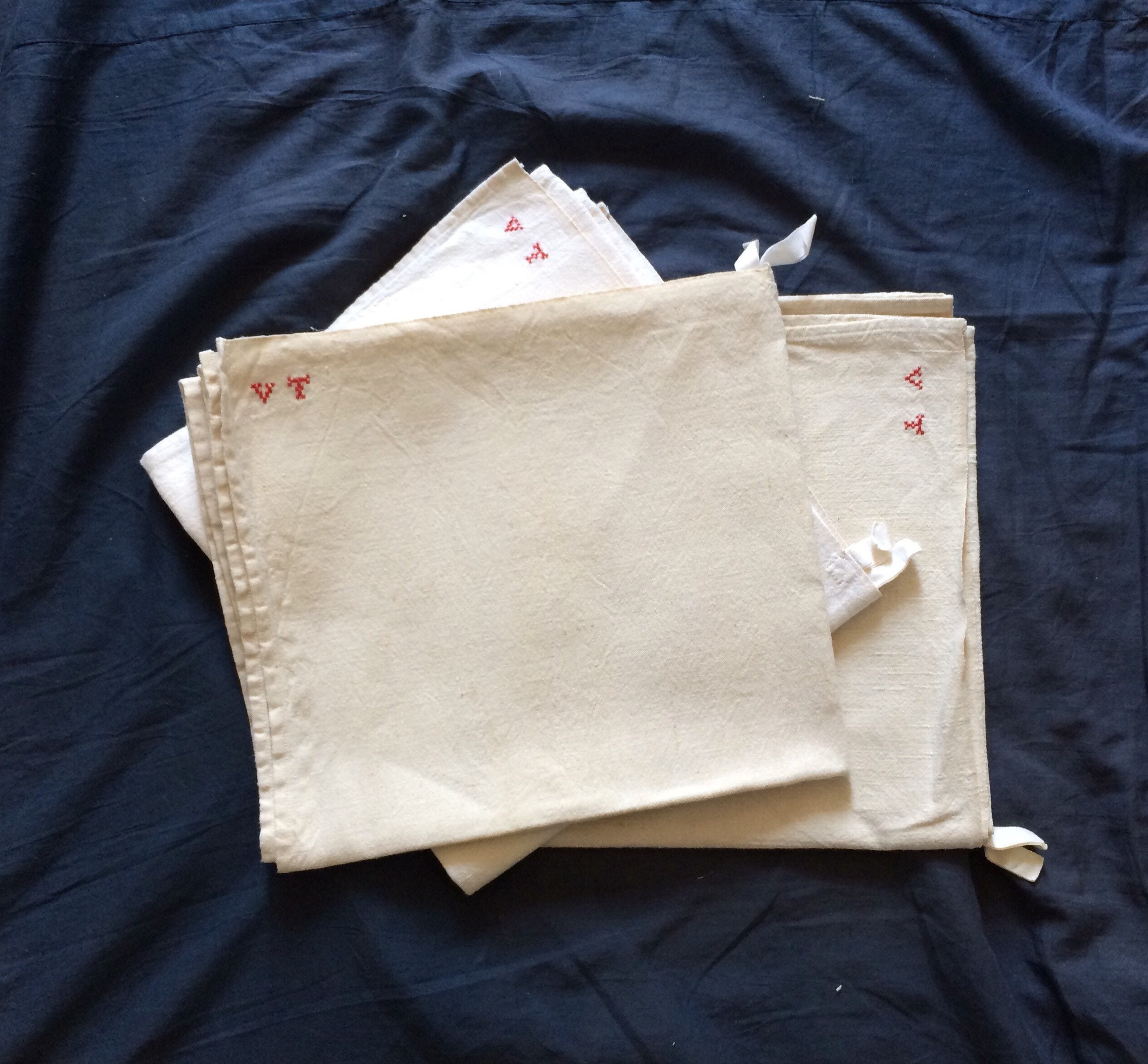 Réduit 3 Serviettes Français de Thé Vintage. Gros Linge, Torchons Chanvre, avec Monogrammes.