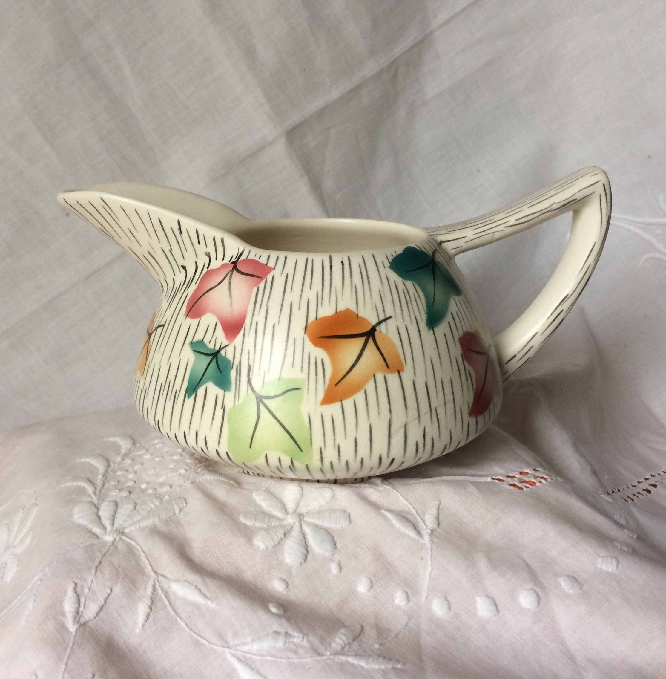 Réduit à Nouveau Pot Lait Retro Vulcan Ware Aladin. Feuilles d'automne et Pluie. Milieu Du Siècle.