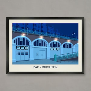 Może przedstawiać: Czarno-biała ilustracja budynku z napisem "ZAP" w niebieskich literach na boku. Budynek jest oświetlony w nocy i ma zieloną ścieżkę prowadzącą do niego. Tekst "ZAP - BRIGHTON" znajduje się pod ilustracją.
