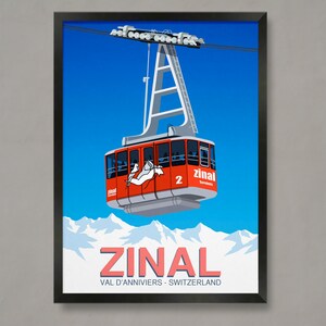 Op de afbeelding: Een ingelijste poster met een vintage reisadvertentie voor Zinal, Zwitserland. De afbeelding toont een rode kabelbaan tegen een blauwe lucht en besneeuwde bergen. De poster bevat de tekst "ZINAL" en "VAL D'ANNIVIERS - ZWITSERLAND".