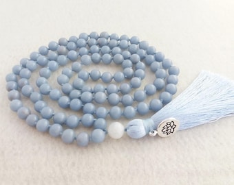 Mala di angelite con 108 perle, rosario buddista annodato a mano, collana con nappa blu.