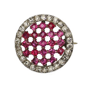 Broche ancienne en damier rubis, diamants et argent sur or, rubis de Birmanie, Autriche, vers 1890