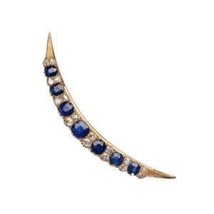 Broche victoriano con forma de media luna de oro, diamantes y zafiros, hacia 1880