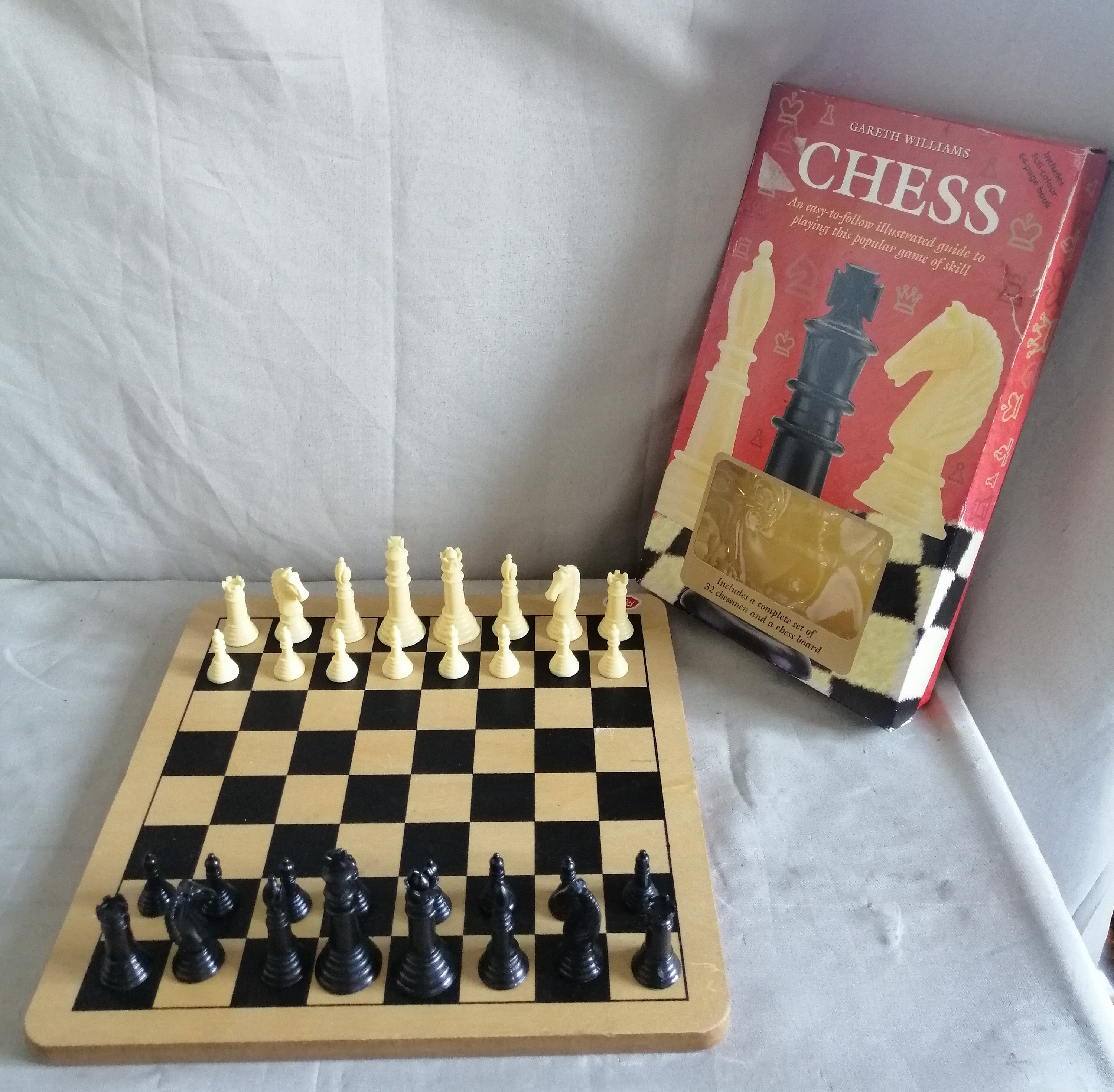 Chess: An Easy-to-follow Illustrated Guide to Playing This Popular