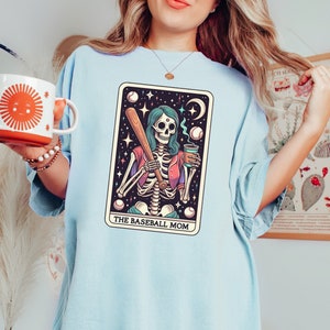 La camicia dei Tarocchi della mamma del baseball, T-shirt della mamma scheletro, Camicia della mamma celeste, T-shirt con atmosfera da strega, Regalo vintage per la mamma, Camicia della mamma retrò