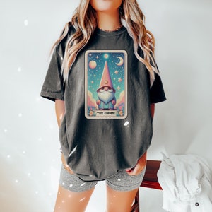 La camisa Gnome Fairycore, camisa mística, la carta del tarot de Gnome, camiseta Fairycore, idea de regalo para la camiseta amante de la naturaleza, camisa vintage para ella