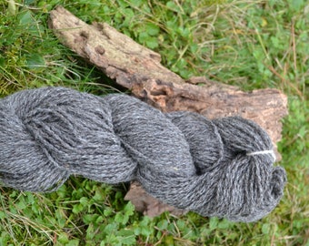 100 g di lana per maglieria grigio scuro naturale, 100% pura lana di pecora non trattata proveniente da pecore a lana grezza della Pomerania.