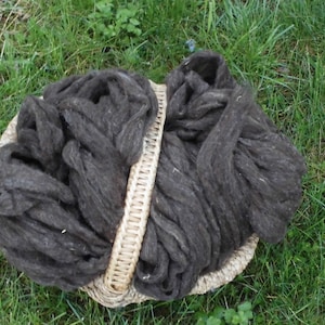 100g di lana cardata su nastro proveniente da razze ovine locali, naturale e colorata naturalmente direttamente dal pastore