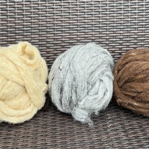 Pack d'échantillons - 5x100g de laine cardée de couleur naturelle provenant de 5 races de moutons domestiques rares différentes sous forme de bande