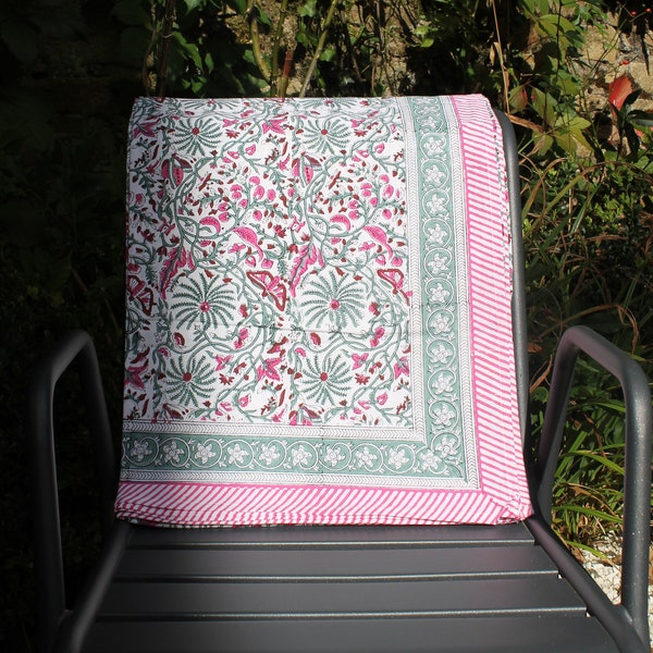 Nappe indienne block print rose et vert de Villa d’Issi, rectangulaire et ronde grand diamètre, pour une décoration de table élégante.